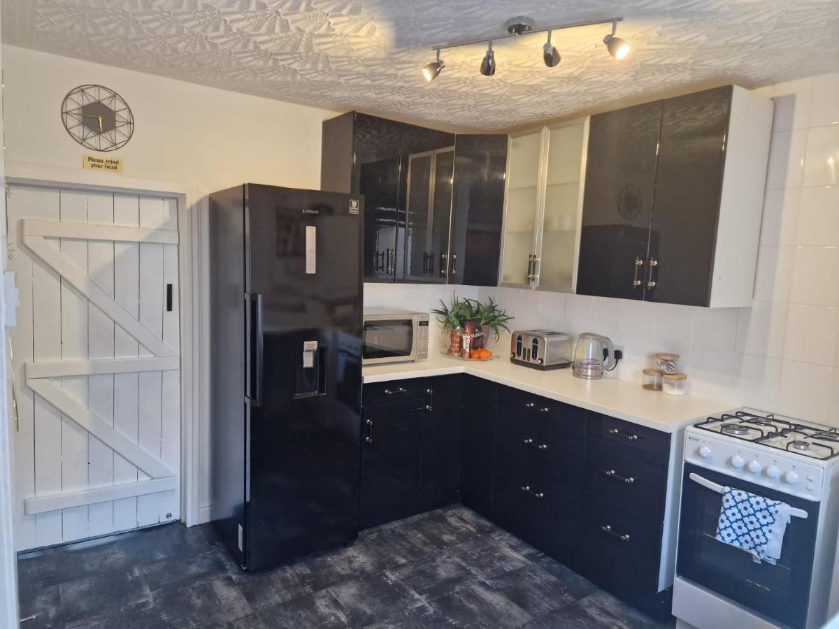 4 Bed Charming, Family-friendly 1694 Rossendale