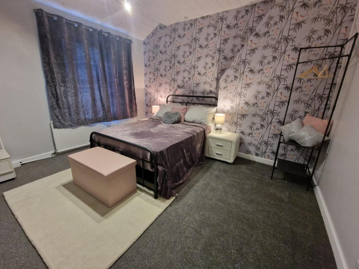 4 Bed Charming, Family-friendly 1694 Holiday home *