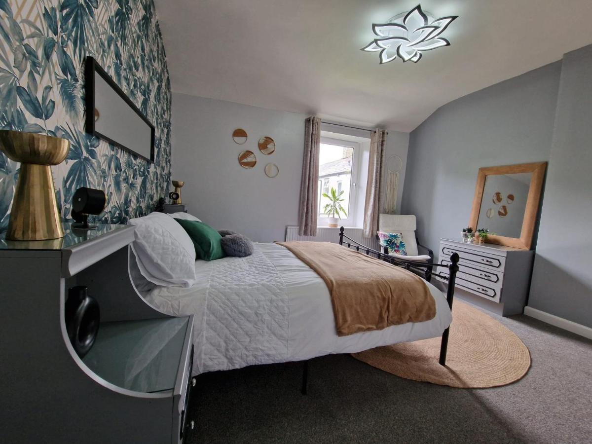 4 Bed Charming, Family-friendly 1694 Rossendale