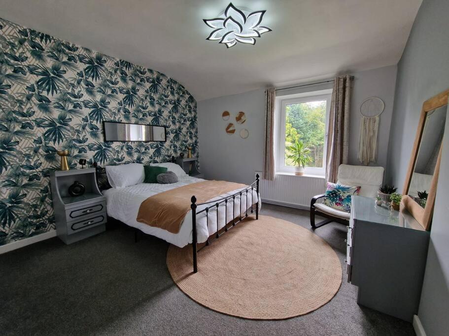 4 Bed Charming, Family-friendly 1694