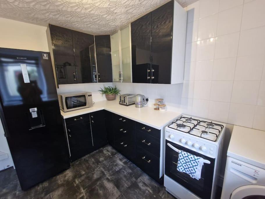 4 Bed Charming, Family-friendly 1694 Rossendale