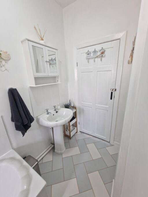 4 Bed Charming, Family-friendly 1694 *