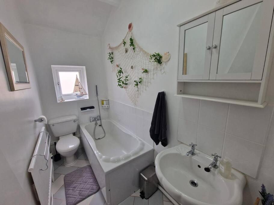 4 Bed Charming, Family-friendly 1694 Rossendale