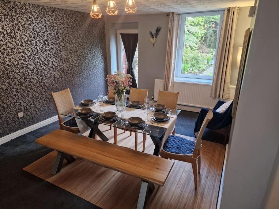4 Bed Charming, Family-friendly 1694 Rossendale