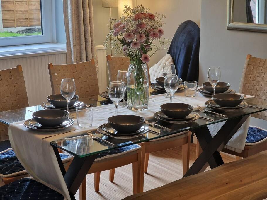 4 Bed Charming, Family-friendly 1694 Holiday home