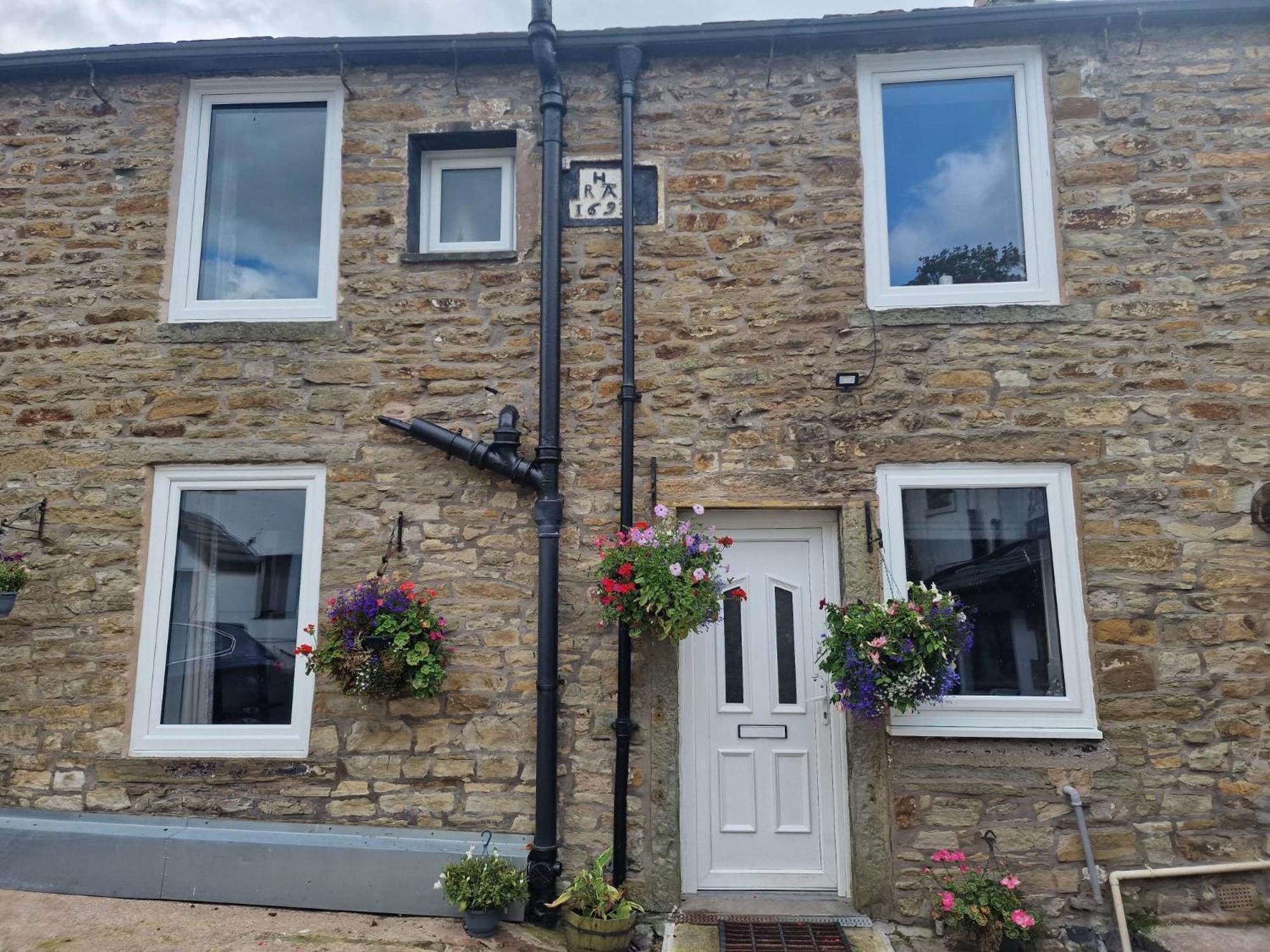 4 Bed Charming, Family-friendly 1694 *